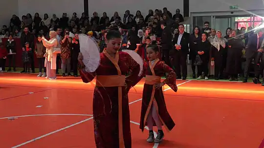 İlkokul öğrencileri 23 Nisan'da depremzedeleri andı