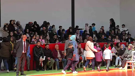 İlkokul öğrencileri 23 Nisan'da depremzedeleri andı