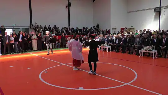 İlkokul öğrencileri 23 Nisan'da depremzedeleri andı