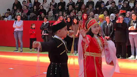 İlkokul öğrencileri 23 Nisan'da depremzedeleri andı