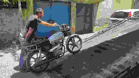 Motosikleti çalıp kaçmak isteyen iki şüpheliden biri yakalandı