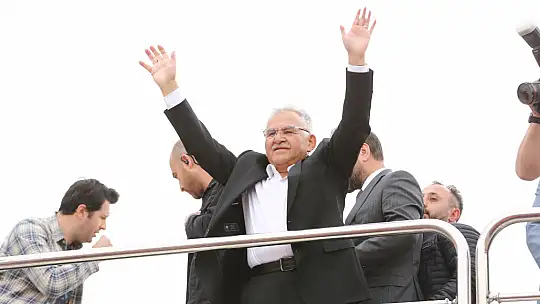 Akar'ın ziyaretleri mitinge dönüştü... Büyük ilgi var...