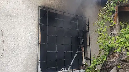 Çıkan yangında ev kullanılamaz hale geldi