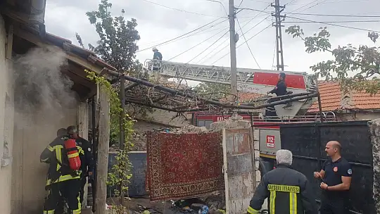 Çıkan yangında ev kullanılamaz hale geldi