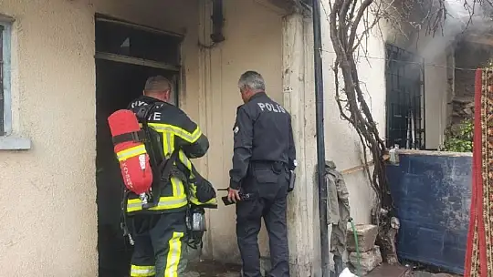 Çıkan yangında ev kullanılamaz hale geldi