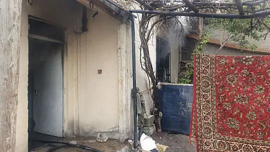 Çıkan yangında ev kullanılamaz hale geldi