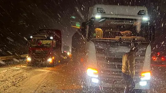 Kar olumsuz etkiledi: Kayseri-Nevşehir karayolu ulaşıma kapandı