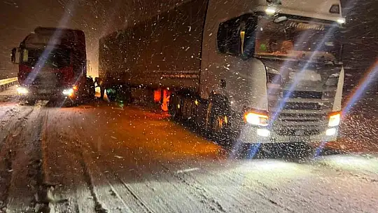Kar olumsuz etkiledi: Kayseri-Nevşehir karayolu ulaşıma kapandı