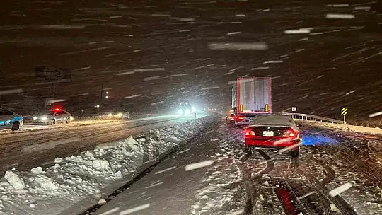 Kar olumsuz etkiledi: Kayseri-Nevşehir karayolu ulaşıma kapandı