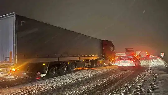 Kar olumsuz etkiledi: Kayseri-Nevşehir karayolu ulaşıma kapandı