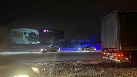 Kar olumsuz etkiledi: Kayseri-Nevşehir karayolu ulaşıma kapandı