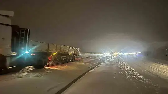 Kar olumsuz etkiledi: Kayseri-Nevşehir karayolu ulaşıma kapandı