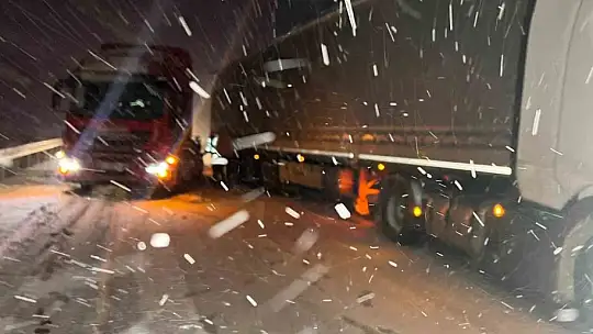 Kar olumsuz etkiledi: Kayseri-Nevşehir karayolu ulaşıma kapandı