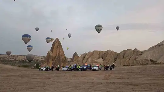 Nevşehir'de sıcak hava balonları 'Bu Yolda Sana Çok Güveniyoruz' pankartıyla havalandı