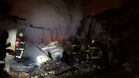 Odunlukta çıkan yangın 2 eve hasar verdi