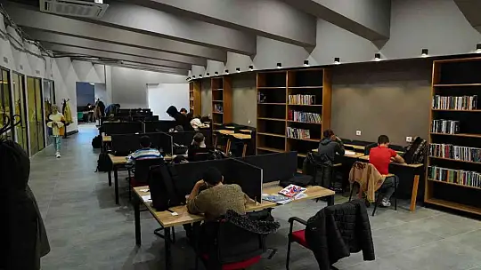 Öğrenciler ara tatil kampını akıl küpü kütüphanesinde yapıyor