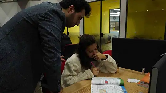 Öğrenciler ara tatil kampını akıl küpü kütüphanesinde yapıyor