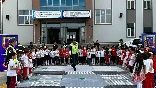 İlkokul öğrencilerine Trafik Kuralları eğitimi verildi