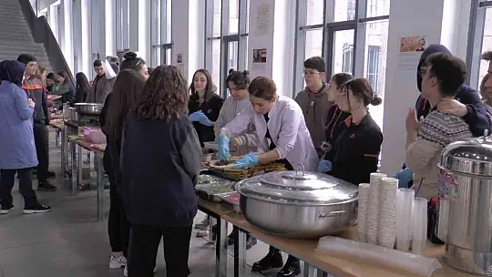 Öğrencilerden depremzedeler için hayır panayırı