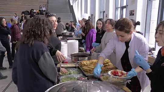 Öğrencilerden depremzedeler için hayır panayırı