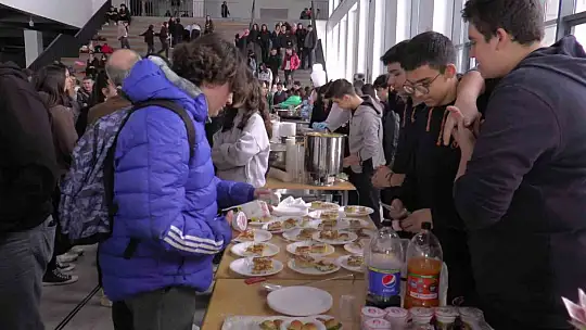 Öğrencilerden depremzedeler için hayır panayırı