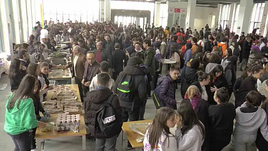 Öğrencilerden depremzedeler için hayır panayırı