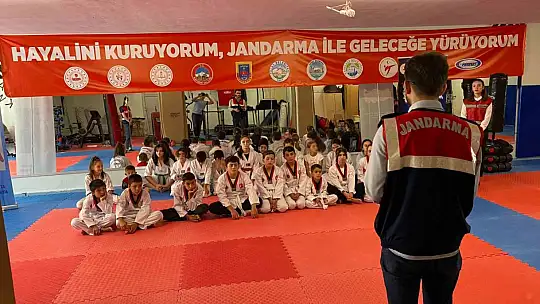 Jandarma'dan taekwondo öğrencilerine eğitim!