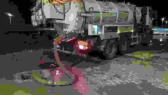 Okul bahçesi sular altında kaldı, öğrenciler birbirini sırtladı