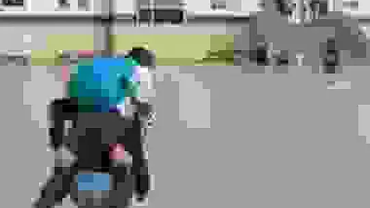 Okul bahçesi sular altında kaldı, öğrenciler birbirini sırtladı