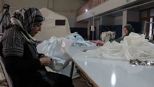 Fabrika gibi okul: Günde 50 çadır üretiyorlar