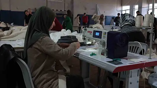 Fabrika gibi okul: Günde 50 çadır üretiyorlar