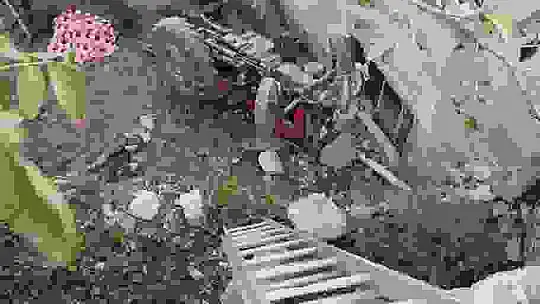 Önce evin duvarına çarptı ardından 6 metrenden bahçeye uçtu: 2 ölü