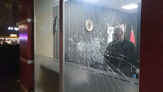 Önüne çıkan iş yerlerine kurşun yağdırdı