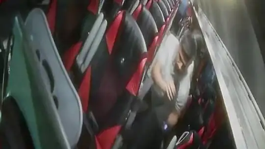 Otobüste genç kadının tabletini çalıp yanından böyle geçti: O anlar kameraya yansıdı