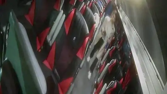 Otobüste genç kadının tabletini çalıp yanından böyle geçti: O anlar kameraya yansıdı