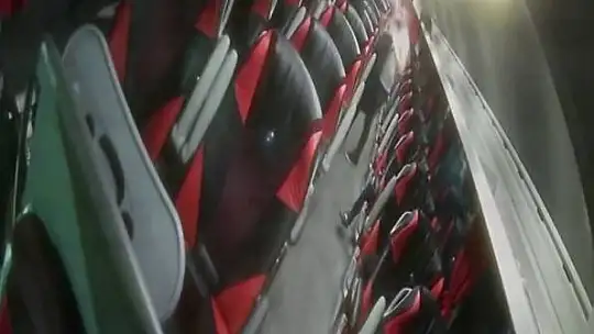 Otobüste genç kadının tabletini çalıp yanından böyle geçti: O anlar kameraya yansıdı