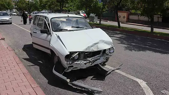 İki araç birbirine girdi: 2 yaralı