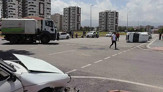 İki araç birbirine girdi: 2 yaralı