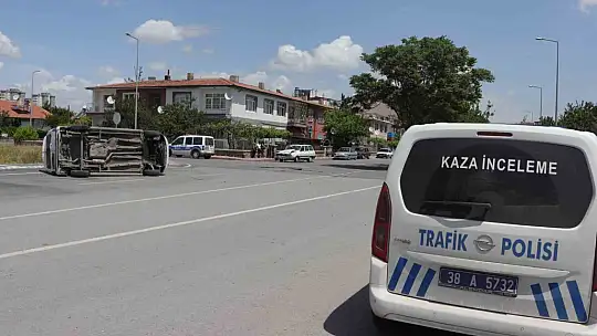 İki araç birbirine girdi: 2 yaralı