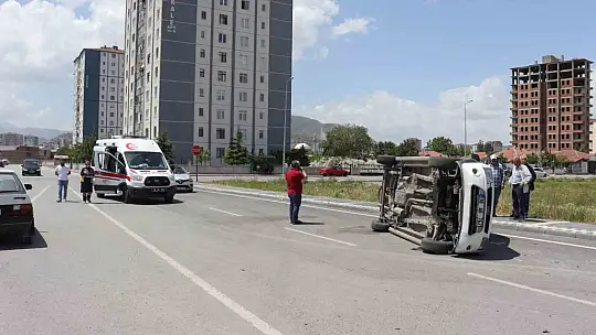 İki araç birbirine girdi: 2 yaralı