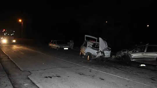 Otomobiller kafa kafaya çarpıştı: 5 yaralı