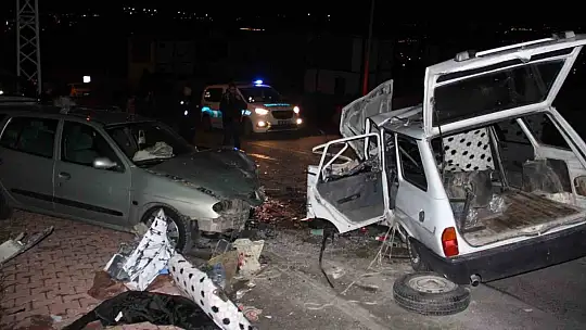 Otomobiller kafa kafaya çarpıştı: 5 yaralı