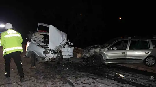 Otomobiller kafa kafaya çarpıştı: 5 yaralı