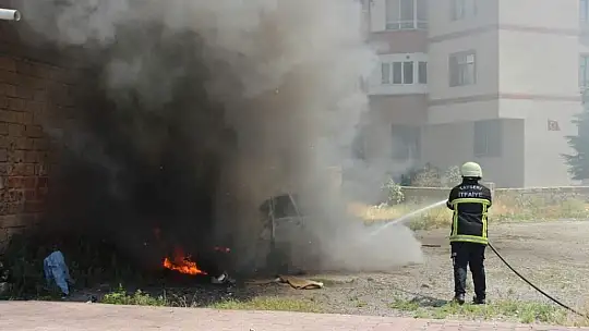 Otomobil bir anda küle döndü