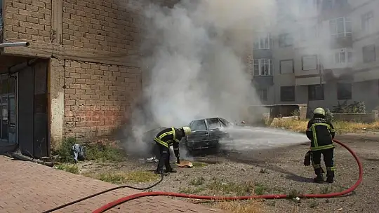 Otomobil bir anda küle döndü