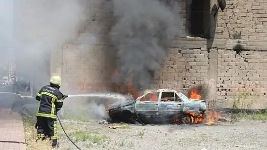 Otomobil bir anda küle döndü