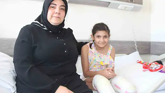 Depremzede kız protez bacakları ile yürüyebileceği günü bekliyor