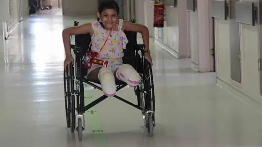 Depremzede kız protez bacakları ile yürüyebileceği günü bekliyor
