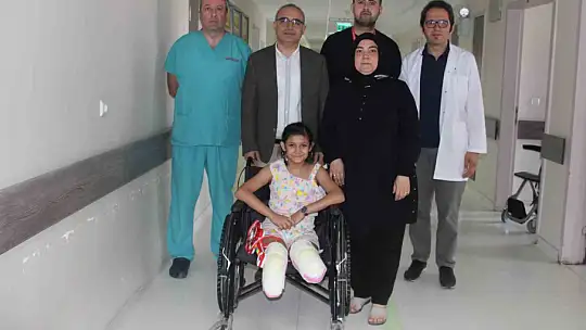 Depremzede kız protez bacakları ile yürüyebileceği günü bekliyor