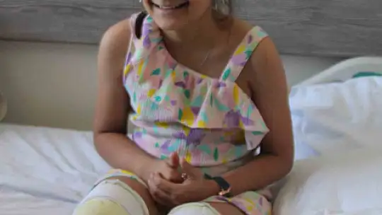 Depremzede kız protez bacakları ile yürüyebileceği günü bekliyor